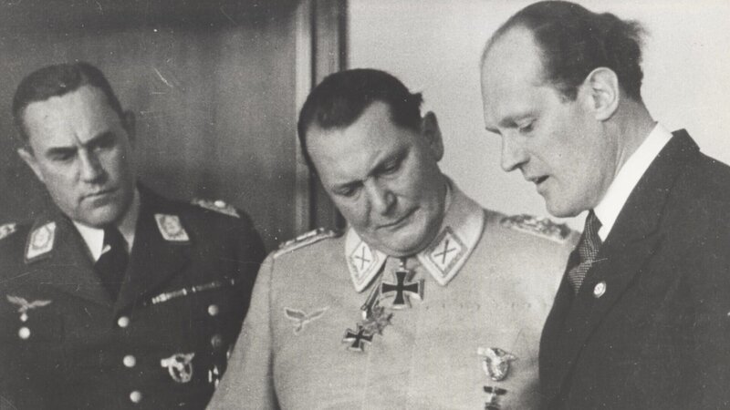 Oberbefehlshaber der deutschen Luftwaffe, Hermann Göring (M.), mit seinem Adjutanten Karl Bodenschatz (l.) und dem Ingenieur Willy Messerschmitt (r.). – Bild: ZDF und Spiegel-TV