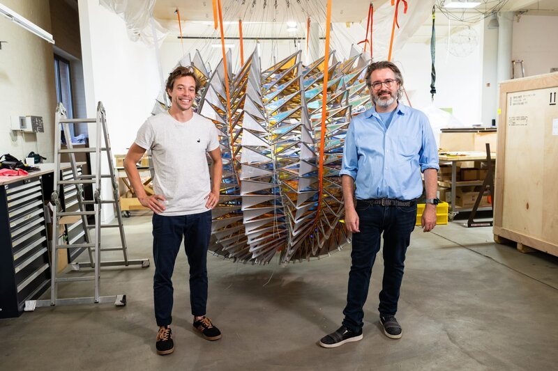 Tobi checkt mit dem dänischen Künstler Ólafur Elíasson was Kunst ist. – Bild: BR/​megaherz gmbh/​Hans-Florian Hopfner