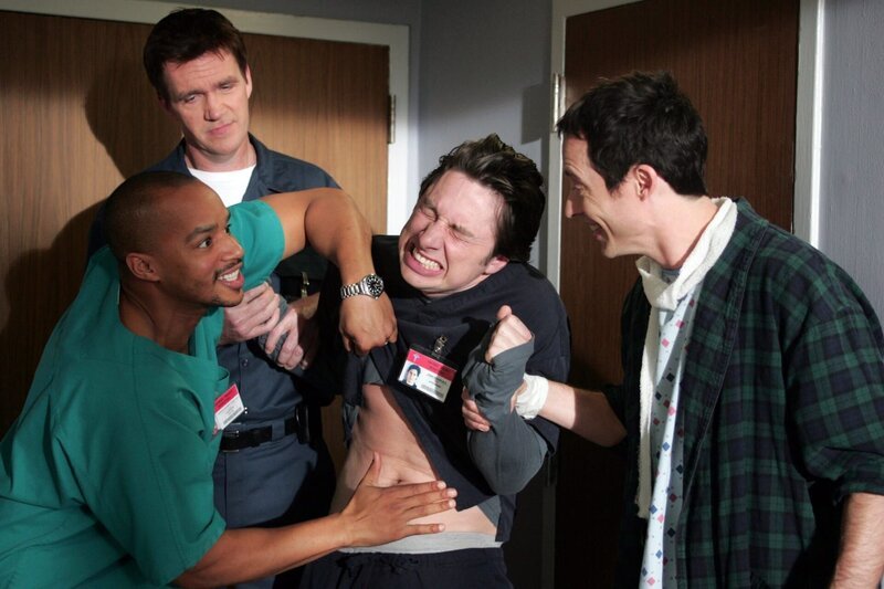 „Scrubs – Die Anfänger“, „Meine Aufrichtigkeit.“ Dr. Cox beleidigt Dr. Kelsos Sohn. Als Strafe verdonnert Dr. Kelso den rüpelhaften Kollegen zu gemeinsamer Schreibtischarbeit mit Ted. J.D.s Bruder Dan kommt auf Besuch. Elliot ist sauer, als sie erfährt, dass J.D. seinen Bruder glauben lässt, sie hätte noch immer Gefühle für ihn. Turk und Carla geraten sich bei der Wahl eines Babynamens in die Haare. – Bild: ORF/​Disney/​Vivian Zink