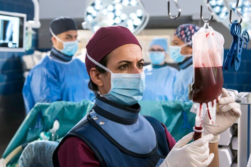 Leyla muss dem Unfallopfer während der OP eine Blutkonserve geben. V.l.n.r. Dr. Matteo Moreau (Mike Adler), Dr. Leyla Sherbaz (Sanam Afrashteh), Komparse, Vivienne Kling (Jane Chirwa). – Bild: ARD/​Jens Ulrich Koch