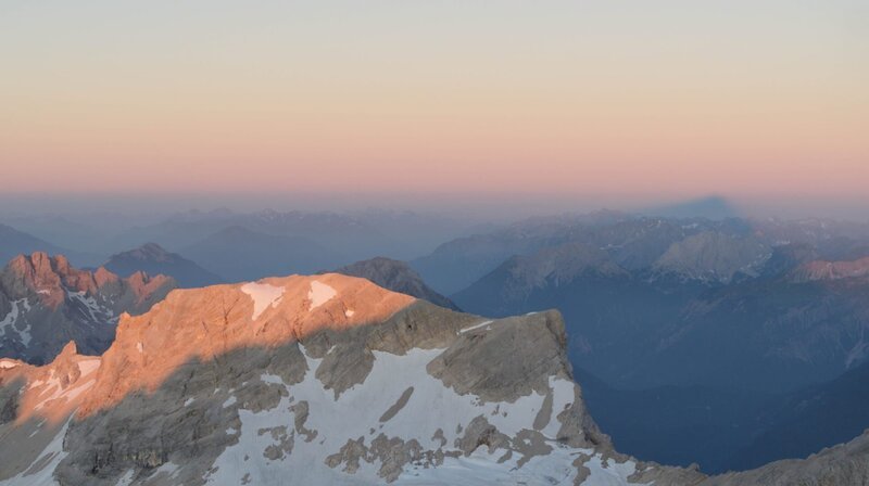 Farbschauspiel bei klarem Himmel: Das Naturphänomen Erdschattenbogen ist in den Alpen am besten zu sehen. – Bild: ZDF und Moritz Grahammer./​Moritz Grahammer