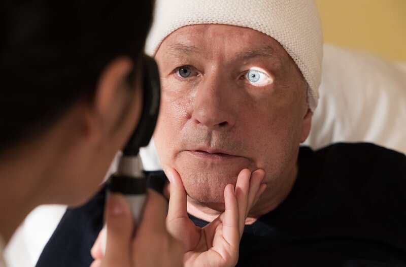 Dr. Roland Heilmann (Thomas Rühmann) kann nach einem Schuss in den Kopf nichts mehr sehen. – Bild: MDR/​Saxonia Media/​Rudolf Wernicke