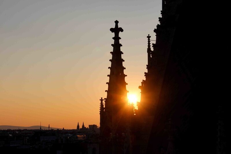 Abendstimmung über Wien – Türme der Votivkirche in der Abendsonne – Bild: Brigitte Erhart-Bermadinger /​ ServusTV