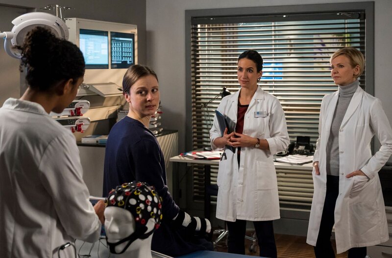 Mit Unterstützung aus Leipzig durch Kathrin Globisch (Andrea Kathrin Loewig, r.), möchten sich Emma Jahn (Elisa Agbaglah) und Leyla Sherbaz (Sanam Afrashteh), an die schwierige OP bei Anni Leybold (Helene Blechinger, 2.v.l.) wagen. – Bild: ARD/​Jens Ulrich Koch