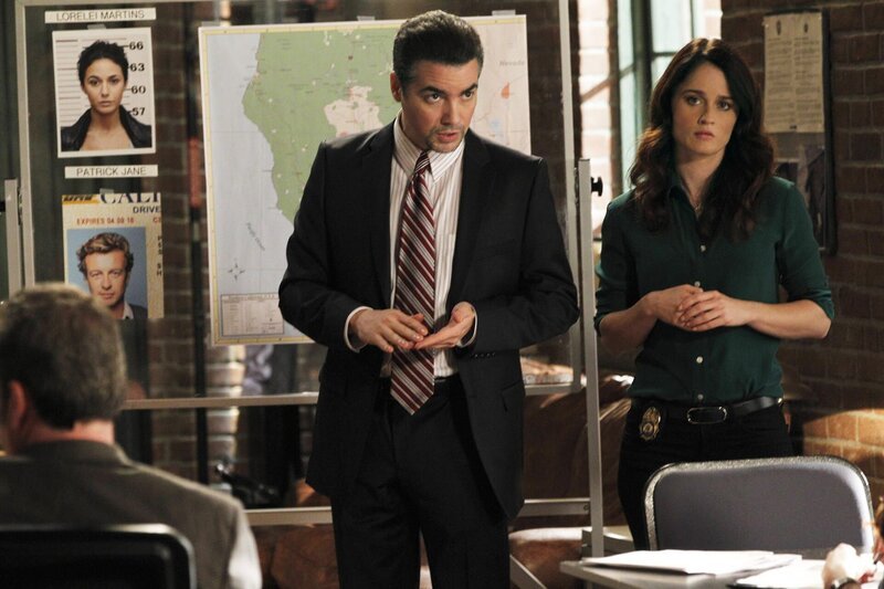 Auf der Suche nach Patrick Jane und Lorelei Martins: Robert Kirkland (Kevin Corrigan, l.) und Teresa Lisbon (Robin Tunney, r.) … – Bild: Warner Bros. Television Lizenzbild frei