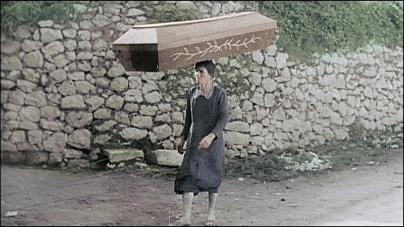 Italien, San Pietro, Dezember 1943: Den Alliierten ist es gelungen, die deutschen Stellungen zu zerschlagen, aber die Zivilbevölkerung hat einen hohen Tribut gefordert. – Bild: CC & C