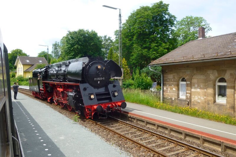 Sonderzug in Marktschorgast, Endpunkt der Schiefen Ebene. – Bild: SWR