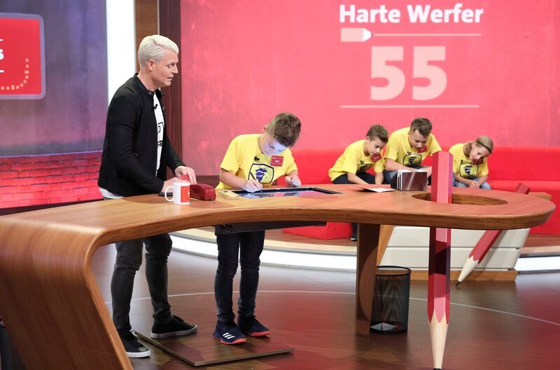 v.li. Guido Cantz, Lars Knaus, Jonas Fischer, Jan Knaus, Lennox Roth. – Bild: SWR/​Bavaria/​Frank W. Hempel