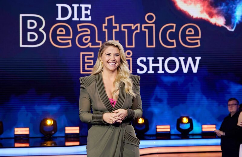 Schlagerstar Beatrice Egli freut sich auf eine neue Ausgabe ihrer Samstagabendshow mit musikalischer Vielfalt und emotionalen Geschichten. Dazu begrüßt sie illustre Gäste auf ihrer Bühne. – Bild: SWR/​Manfred H. Vogel