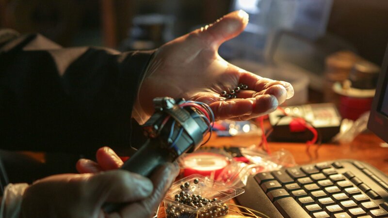 Goff sitting at his computer with a half-made bomb. – Bild: Discovery Communications