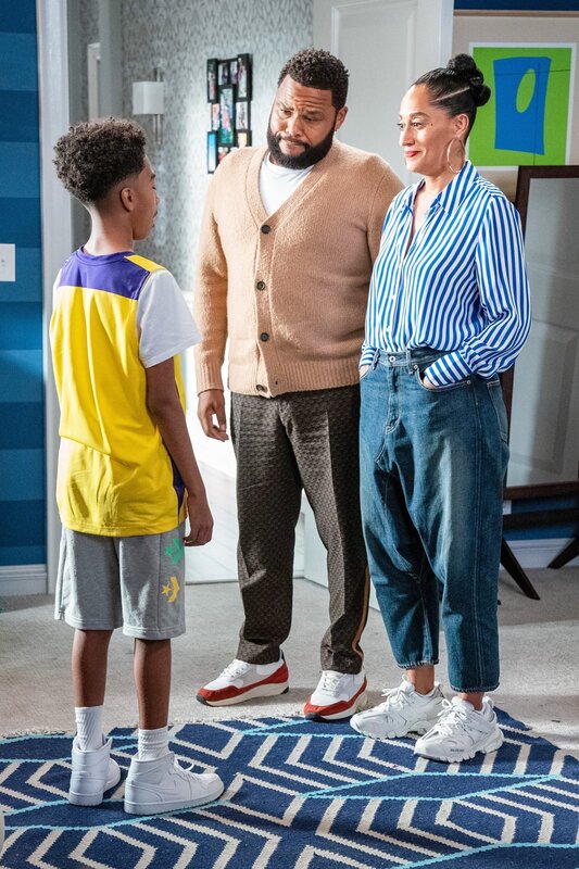 (v.li.): Miles Brown (Jack Johnson), Anthony Anderson (Andre ‚Dre‘ Johnson), Tracee Ellis Ross (Rainbow ‚Bow‘ Johnson). – Bild: ORF/​Disney/​ABC/​Christopher Willard