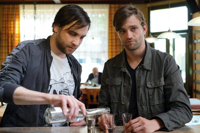 „Soko Donau“, „Grenzfall.“ Herbi Baracek, ein polizeibekannter Drogendealer, wird erschossen im Auto aufgefunden. Alle Spuren führen nach Gmünd zur Familie Schindl und zu Simon Steininger, einem Ex-Polizisten aus dem Drogendezernat und Jugendfreund von Jakob Schindl. Jakob und Simon werden zum Mord an Herbi verhört, doch am nächsten Tag ist Steininger von der Bildfläche verschwunden. Weiß Jakobs Schwester Mara, Simons alte Liebe aus Jugendzeiten, mehr über die Sache? Im Bild: Georg Rauber (Helmuth), Michael Steinocher (Simon Steininger). – Bild: ORF/​Satel Film/​Petro Domenigg