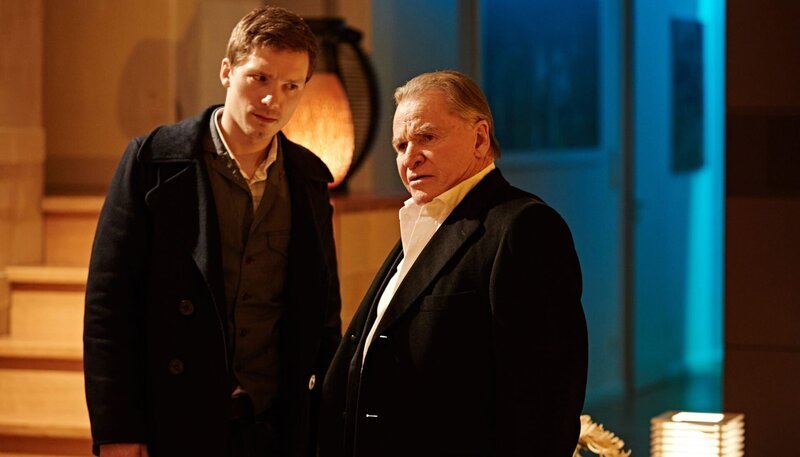 Dr. Wendelin Winter (Fritz Wepper, re.) trifft auf Oliver Kaspari (Jacob Matschenz). – Bild: ARD Degeto/​Walter Wehner