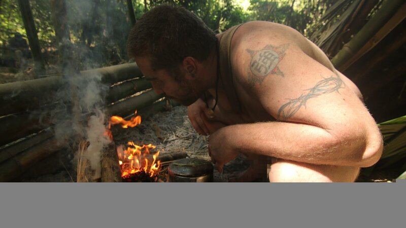 Tommy arbeitet am Feuer. – Bild: Discovery Communications