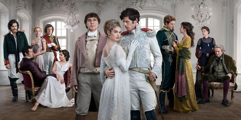 V.l.: Dolochow (Tom Burke), Anatole Kuragin (Callum Turner), Anna Pavlovna (Gillian Anderson), Vassily Kuragin (Stephen Rea), Helene Kuragin (Tuppence Middleton), Pierre (Paul Dano), Natasha (Lily James), Andrei (James Norton), Nikolai Rostov (Jack Lowden), Sonya (Aisling Loftus), Prinzessin Marya (Jessie Buckley), Prinz Nikolai Bolkonsky (Jim Broadbent), Count Rostov (Ade Edmonson) – Bild: RTL Passion /​ BBC