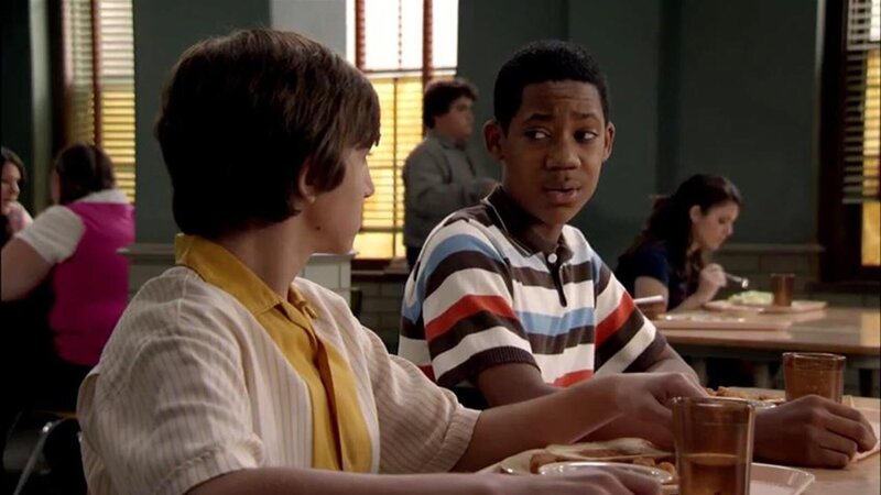 v.li.: Greg Wuliger (Vincent Martella), Chris (Tyler James Williams) – Bild: Paramount