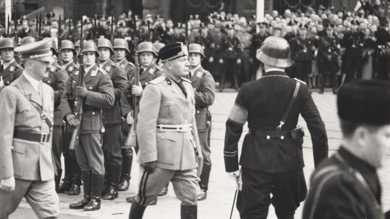 Hitler mit Mussolini im September 1937 in Berlin. – Bild: ZDF und SPIEGEL TV