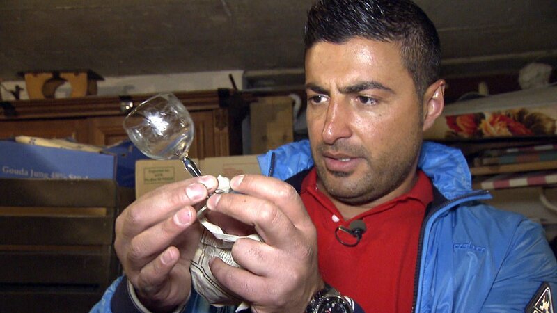 Sükrü hat in dem ganzen Chaos aus Müll und Trödel doch noch etwas brauchbares gefunden … – Bild: RTL II