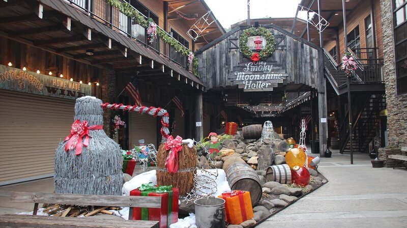 An exterior shot of the Ole Smoky Moonshine Distillery, a landmark in Gatlinburg, TN, located in the foothills of the Great Smoky Mountains, as seen on Travel Channel’s Hotel Impossible. – Bild: The Travel Channel, L.L.C.