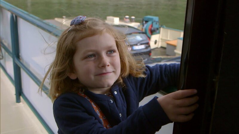 Alma fährt heute mit der Fähre über den Rhein und darf sogar dem Steuermann über die Schulter schauen. – Bild: WDR