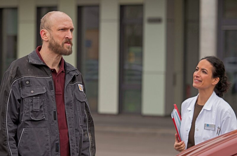 Leyla kann sich nicht zurückhalten und steht bei seinem Chef Ingo Behnke für Hannes ein. – Bild: ARD/​Jens Ulrich Koch