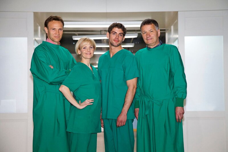 Niklas Ahrend (Roy Peter Link) als neuer Arzt in der Sachsenklinik mit Dr. Kathrin Globisch (Andrea Kathrin Loewig, 2.v.li), Dr. Roland Heilmann (Thomas Rühmann, re.) und Dr. Martin Stein (Bernhard Bettermann, li.). – Bild: MDR/​HA Kommunikation /​ © ARD/​Philipp Rathmer