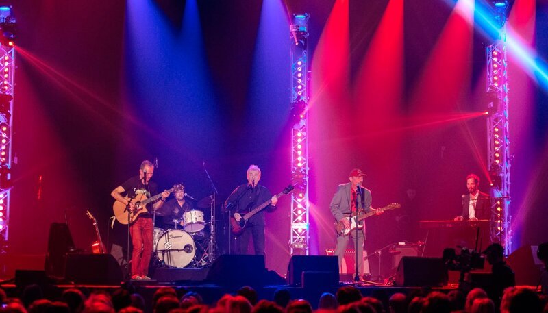 Willy Astor und Musiker der „Spider Murphy Gang“. Seit 30 Jahren steht Willy Astor auf der Bühne. Bei seiner Jubiläumsshow „Bühnenhonig“ sind einige seiner Weggefährten und Künstlerfreunde mit dabei. Bereits zugesagt haben Gerhard Polt und Otto Waalkes, die bayerische Kultband Spider Murphy Gang und Max Mutzke. Weiteres Bildmaterial finden Sie unter www.br-foto.de. – Bild: BR/Julia Müller Willy Astor und Musiker der „Spider Murphy Gang“. Seit 30 Jahren steht Willy Astor auf der Bühne. Bei seiner Jubiläumsshow „Bühnenhonig“ sind einige seiner Weggefährten und Künstlerfreunde mit dabei. Bereits zugesagt haben Gerhard Polt und Otto Waalkes, die bayerische Kultband Spider Murphy Gang und Max Mutzke. Weiteres Bildmaterial finden Sie unter www.br-foto.de. – Bild: BR/Julia Müller