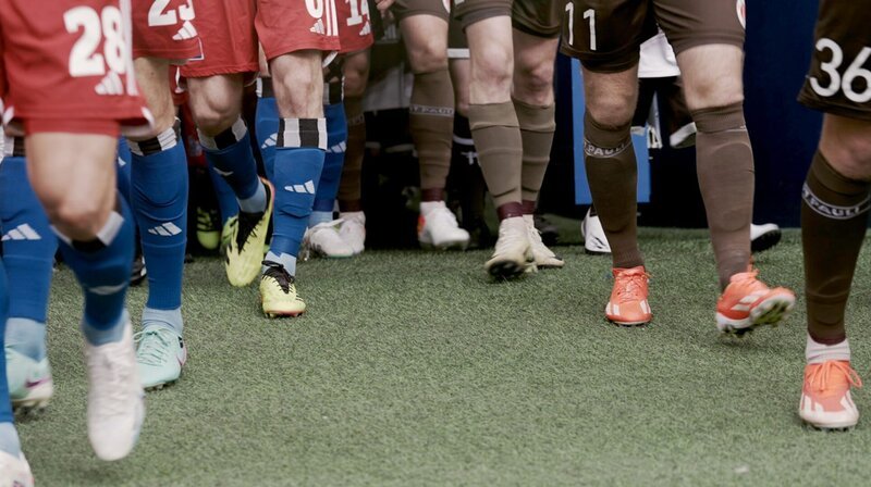 HSV gegen FC St. Pauli – Spieler beim Einlauf ins Stadion. – Bild: NDR