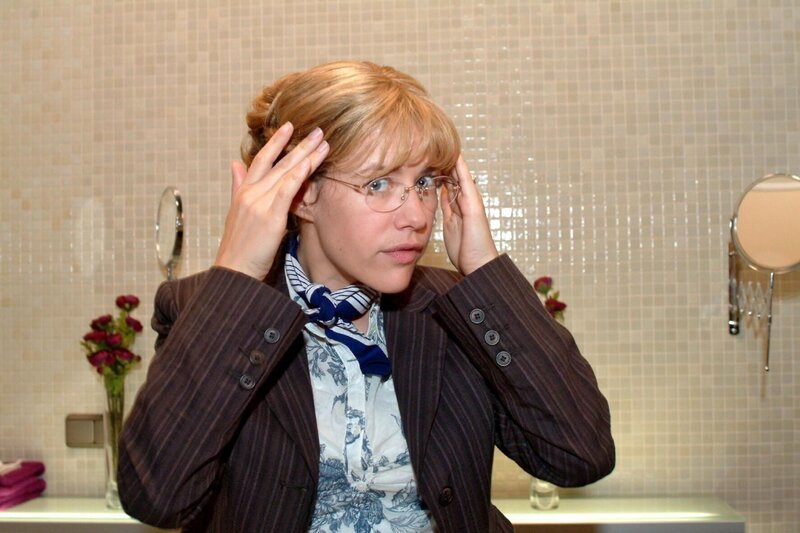 Lisa (Alexandra Neldel) bewundert im Spiegel ihre neue Frisur. (Dieses Foto von Alexandra Neldel darf nur in Zusammenhang mit der Berichterstattung über die Serie „Verliebt in Berlin“ veröffentlicht und verbreitet werden.) – Bild: SAT.1 /​ Monika Schürle Eigenproduktionsbild frei