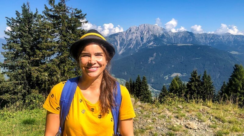 Anna geht im Gailtal in Kärnten wandern und besucht eine Hirtin und ihre Schafherde auf der Alm. – Bild: BR/​Text und Bild Medienproduktion GmbH & Co. KG/​Marcella Müller