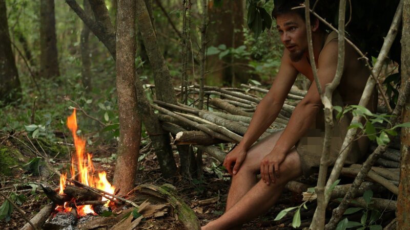 Brian Schultz sits in the shelter. – Bild: Discovery Channel /​ Photobank 35691_ep405_012.JPG /​ Discovery Communications