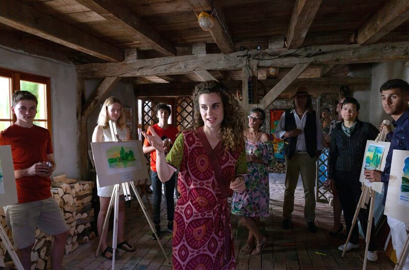 Die Kunstlehrerin Aline Schöttler (Elisabeth Kanettis, M.) eröffnet die Ausstellung „Magisches Morgenlicht“. – Bild: ARD/​Daniel Schmid