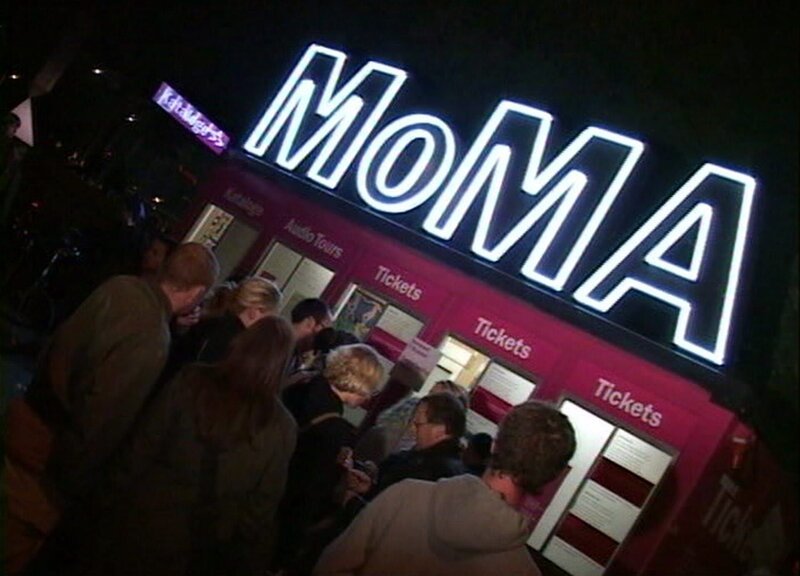 Das Jahr 2004 – das MoMA kommt und bricht Besucherrekorde, Neuköllns Bürgermeister Heinz Buschkowsky erklärt Multi-Kulti für gescheitert und die Tsunami-Katastrophe in Südostasien fordert auch Berliner Opfer. Eine Berlin-Chronik der Superlative: Fünf Jahrzehnte von 1961, dem Jahr des Mauerbaus, bis 2009 als Berlin eine Weltstadt im 21. Jahrhundert ist. – Das MOMA in Berlin – lange Schlangen davor. – Bild: rbb