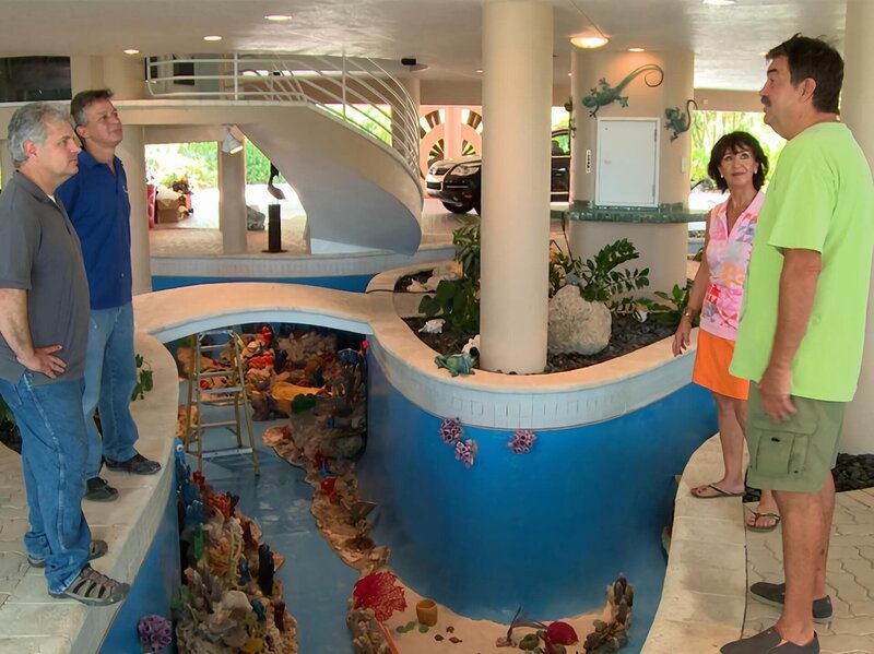 L-R: Mat, Jose, Nancy and Craig Schoepke. Upon arrival at Craig and Nancy Schoepke’s Key West home for what he assumes is a run-of-the-mill tank renovation, Mat is stunned to find himself standing on top of one of the most unique aquariums he’s ever encountered. – Bild: National Geographic Channels