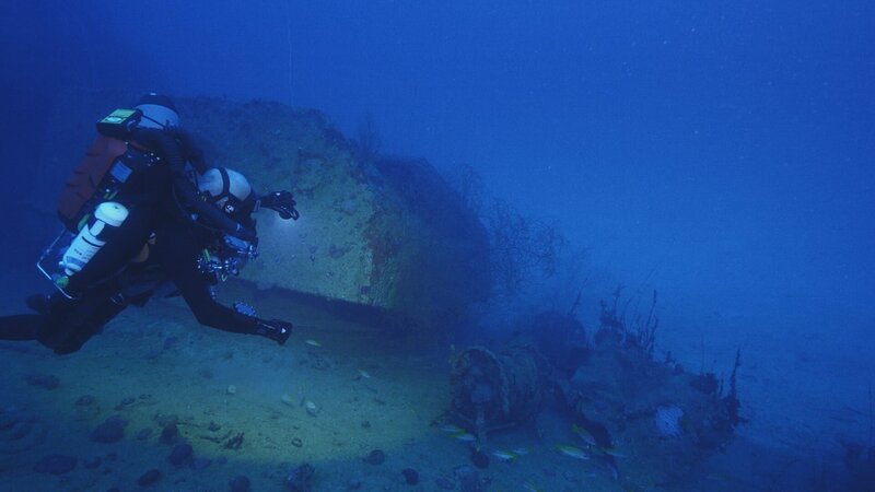 One of the divers find the underwater remains of the SAKAWA. – Bild: Mallinson Sadler Productions