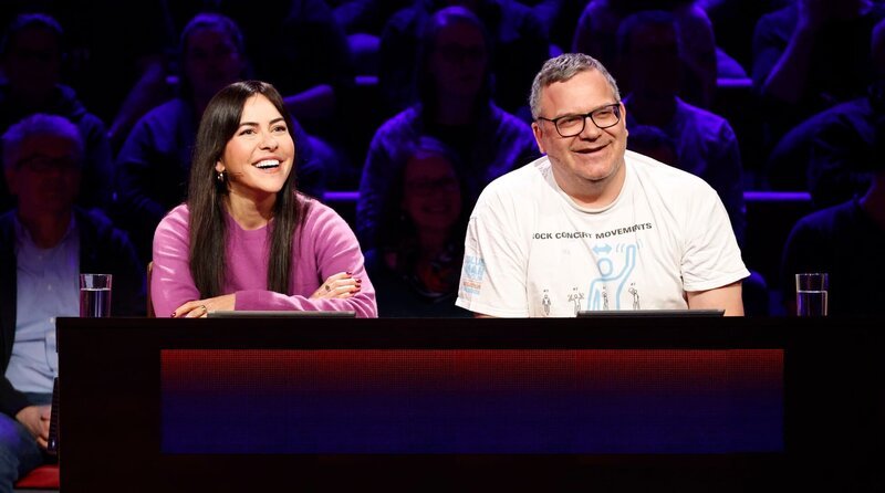 Rateteam-Kapitän Elton (r.) und die Journalistin und Tagesthemen-Moderatorin Aline Abboud (l.) bilden ein Rateteam. – Bild: ARD/​Morris Mac Matzen