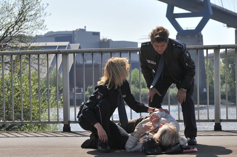 Melanie und Henning sind im Einsatz: Eine ältere Dame ist Opfer von Gewalt geworden. – Bild: ZDF/​Boris Laewen