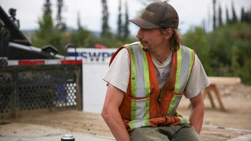 Parker sitting next to a pan of gold. – Bild: Discovery Communications