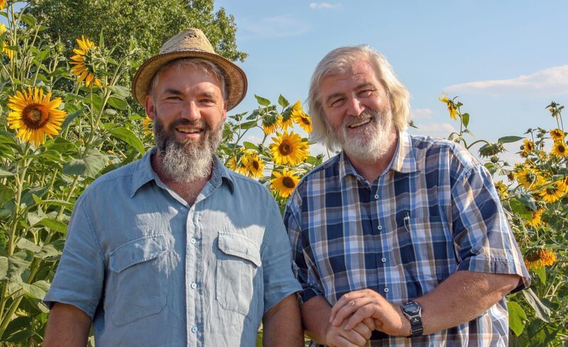 Carsten Göhner (links) bekommt Besuch von SWR-Gartenexperte Dr. Michael Ernst. – Bild: SWR/​megaherz