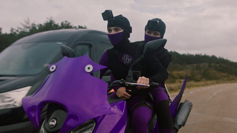 Christa und Hunter sind mit ihrem Ninja-Roller unterwegs (von li nach re: Dana Goldberg, Gina Spadaro). – Bild: HR/​DARGAUD MEDIA