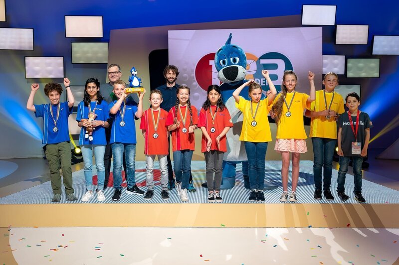 Die Rateteams, Kamerakind Maximilian, Dr. Andreas Fleischmann, Elton und Piet freuen sich über die gelungene Sendung. – Bild: ZDF und Ralf Wilschewski