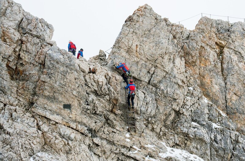 Bergretter der Bergwacht Grainau bei einem Einsatz am Jubiläumsgrat der Zugspitze. – Bild: BR/​Timeline Production