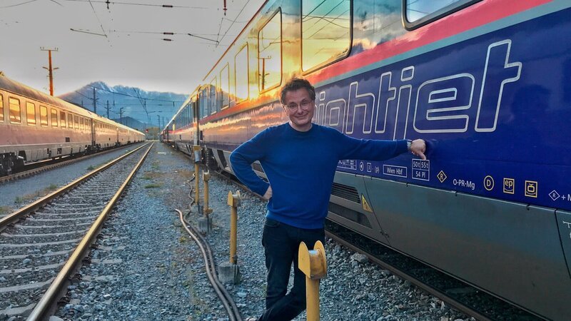 Von Innsbruck bis Stockholm: Michael Friemel reist für die Sendereihe „da will ich hin!“ im Nachtzug durch Europa. – Bild: ZDF und SR/​Carsten Heider