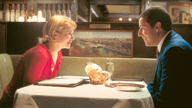 Bei einem Dinner-Date lernt Barry Egan (Adam Sandler) Lena Leonard (Emily Watson) besser kennen und verliebt sich allmählich in sie. – Bild: ZDF Bei einem Dinner-Date lernt Barry Egan (Adam Sandler) Lena Leonard (Emily Watson) besser kennen und verliebt sich allmählich in sie. – Bild: ZDF