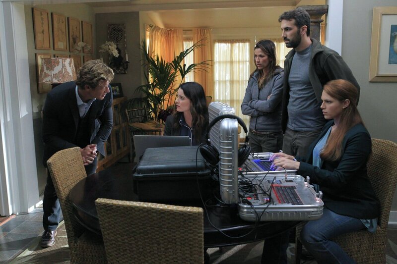 Patrick (Simon Baker, l.), Teresa (Robin Tunney, 2.v.l.) und Grace (Amanda Righetti, r.) untersuchen die Entführung eines Paares, das wahrscheinlich mit Marcus (J.R. Cacia, 2.v.r.) und Pella Goodwin (Brooke Langton, M.) verwechselt wurde … – Bild: Warner Bros. Television Lizenzbild frei