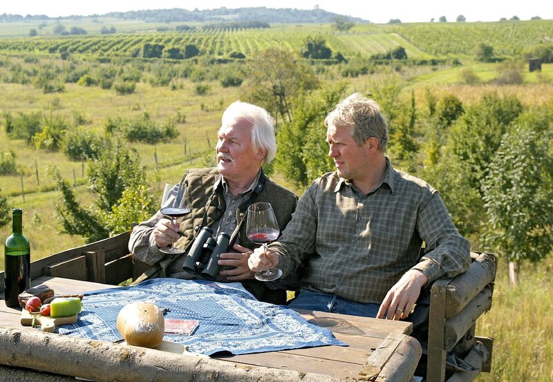 Thomas (Harald Krassnitzer, rechts) bespricht mit seinem väterlichen Freund Gottfried (Wolfgang Hübsch) die problematische Situation mit seinen Kindern. – Bild: SWR