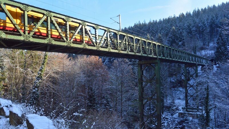 Die Murgtalbahn überquert auf ihrem Weg durch das wildromantische Flusstal die Brücke nach Forbach. – Bild: SWR/​Bernhard Foos /​ SWR Presse/​Bildkommunikation