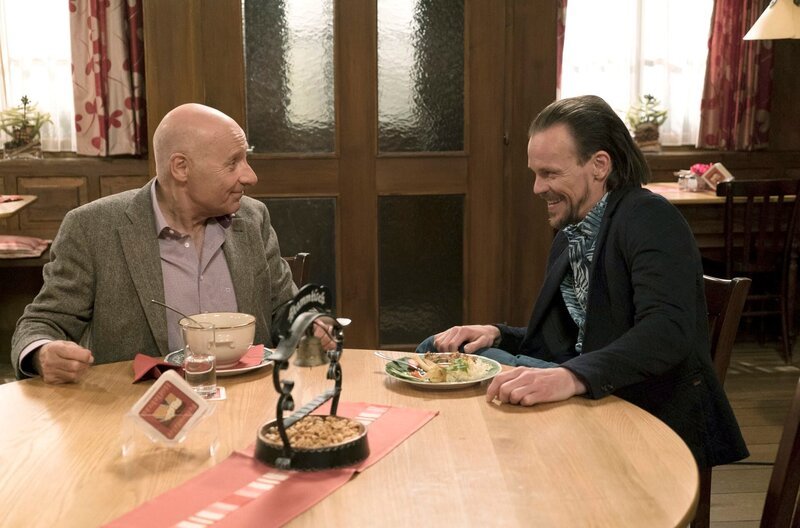 Franz (Edgar-M. Marcus, li.) trifft beim Mittagessen im Löwen auf Constantin (Robert Besta). – Bild: SWR/​Schweigert