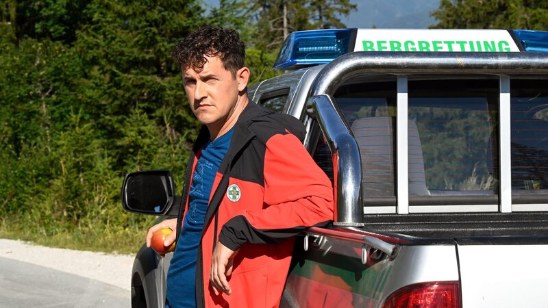 Rudi (Michael Pascher) ist immer zur Stelle, wenn sein Team ihn braucht. – Bild: ZDF und Barbara Bauriedl