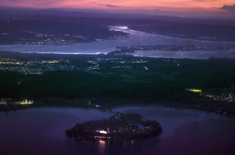 Die Insel Mainau bei Nacht: Tagsüber ist die Bodenseeinsel Mainau Besuchermagnet wegen ihrer Blütenpracht, doch es gibt hier auch Pflanzen, die erst bei Einbruch der Dunkelheit zu blühen beginnen. Exotische Pflanzen, wie die nachaktive Engelstrompete, können auf der Mainau gedeihen. Das liegt am ungewöhnlich milden Bodenseeklima. – Bild: SWR/​K22Film